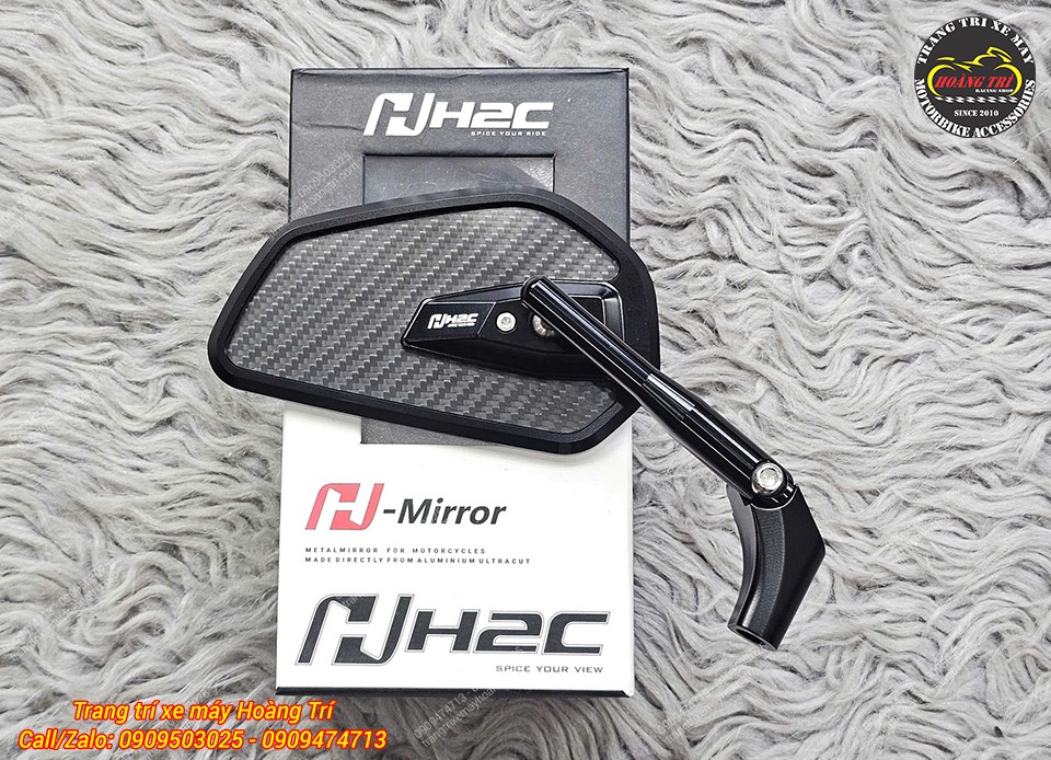 Mặt sau kính kiểu H2C E4 nổi bật họa tiết carbon, tạo thêm điểm nhấn thể thao cho sản phẩm