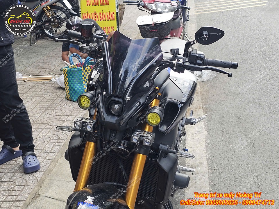 Góc nghiêng Yamaha TFX cho thấy kính hậu H2C V8 cân đối cùng phần đầu xe hầm hố