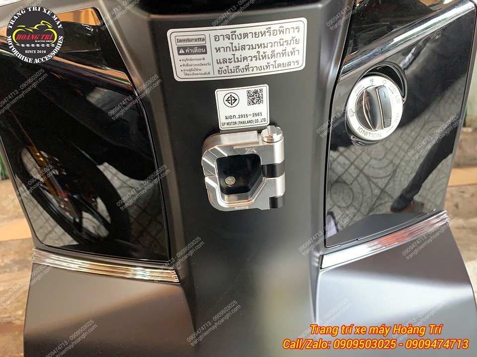 Móc treo đồ được bố trí gọn bên dưới bợ cổ của xe Lambretta, thuận tiện treo túi khi cần