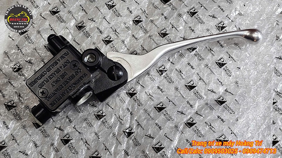 Cận cảnh tay thắng sau Vespa GTS, phần tay nhôm sáng kết hợp cụm dầu thắng màu đen