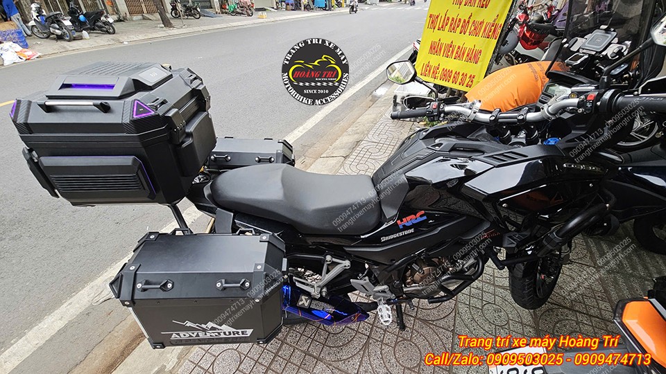 Toàn cảnh CB 150X trang bị Rabo Music RA9 cùng thùng hông, tăng vẻ mạnh mẽ và tiện dụng