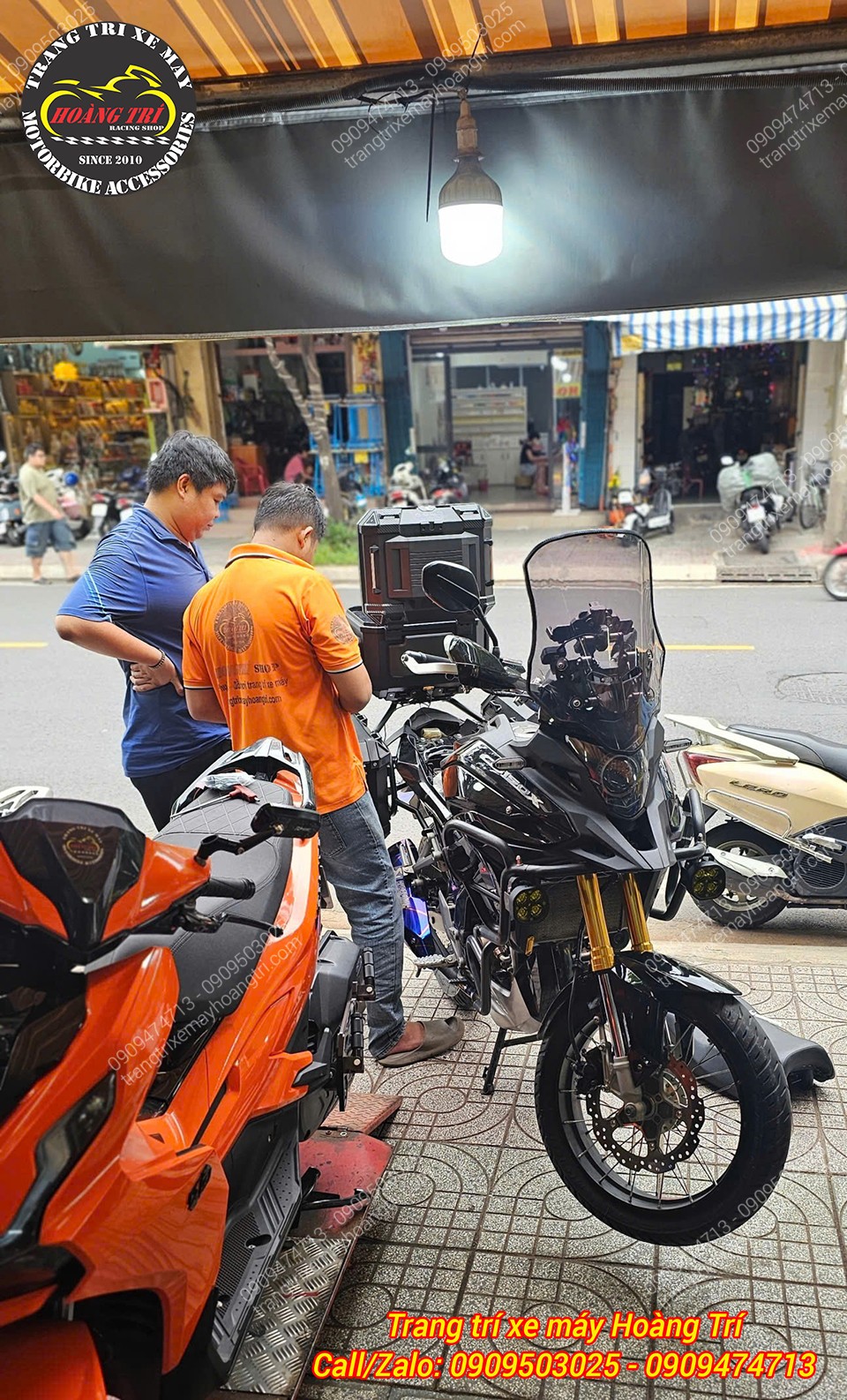 Kỹ thuật viên Hoàng Trí Shop đang tiến hành lắp thùng Rabo Music RA9 lên Honda CB 150X