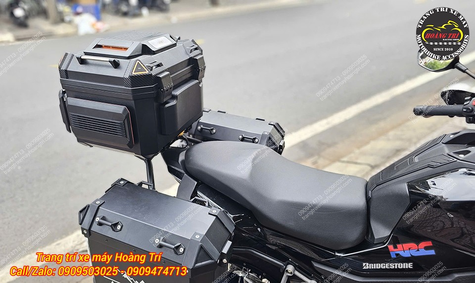 Góc nghiêng CB 150X cho thấy thùng Rabo Music RA9 bố trí cân đối phía sau yên xe