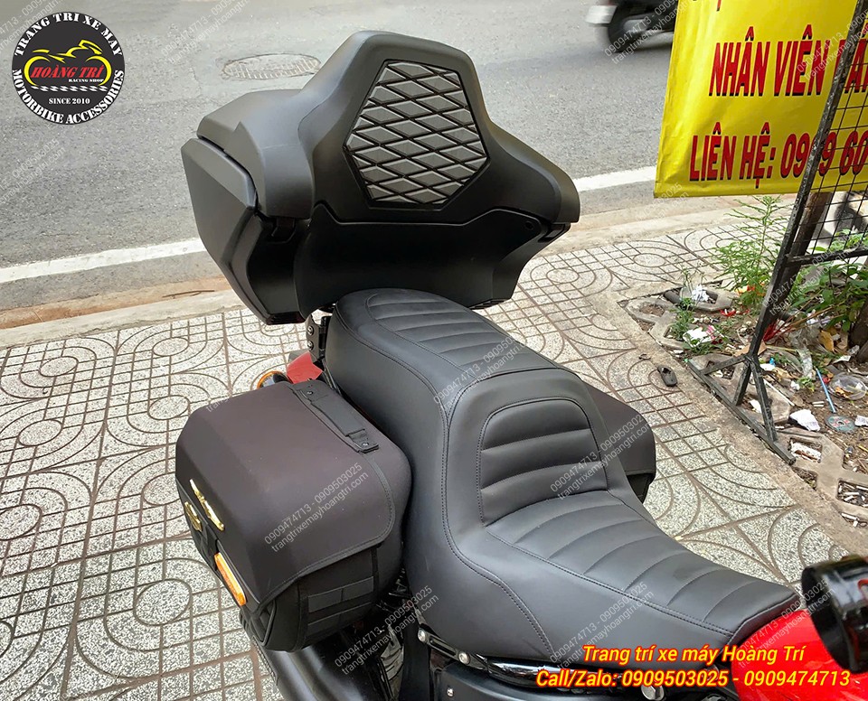 Mặt tựa của thùng Rabo thiết kế rộng, tạo thêm vị trí tựa lưng cho người ngồi sau thoải mái