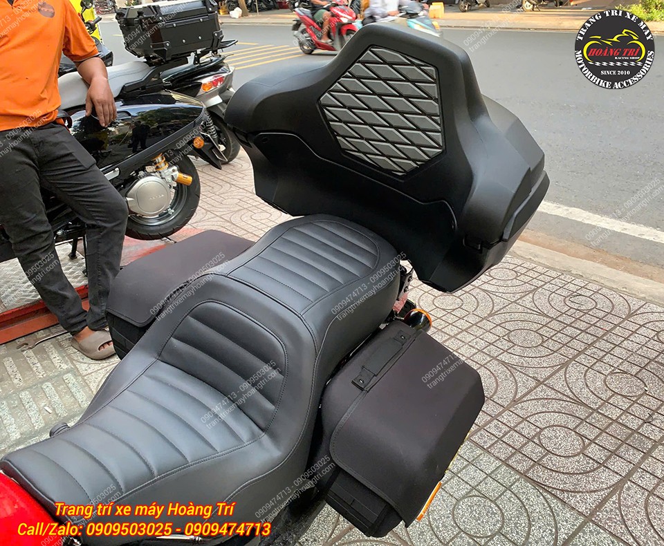 Cận cảnh phần tựa lưng Rabo với họa tiết nổi bật, hài hòa cùng màu sắc xung quanh trên Harley Davidson