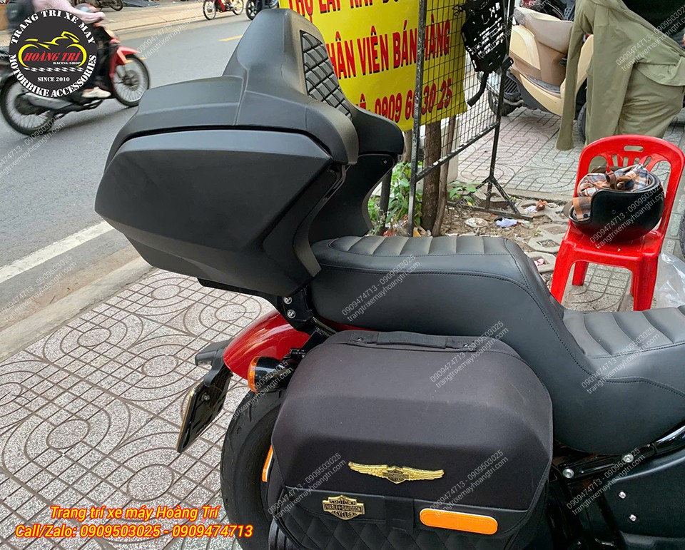 Góc ngang thùng Rabo ôm gọn khu vực sau yên, đồng bộ cùng bộ túi hông xe và nâng cấp ngoại hình đẳng cấp