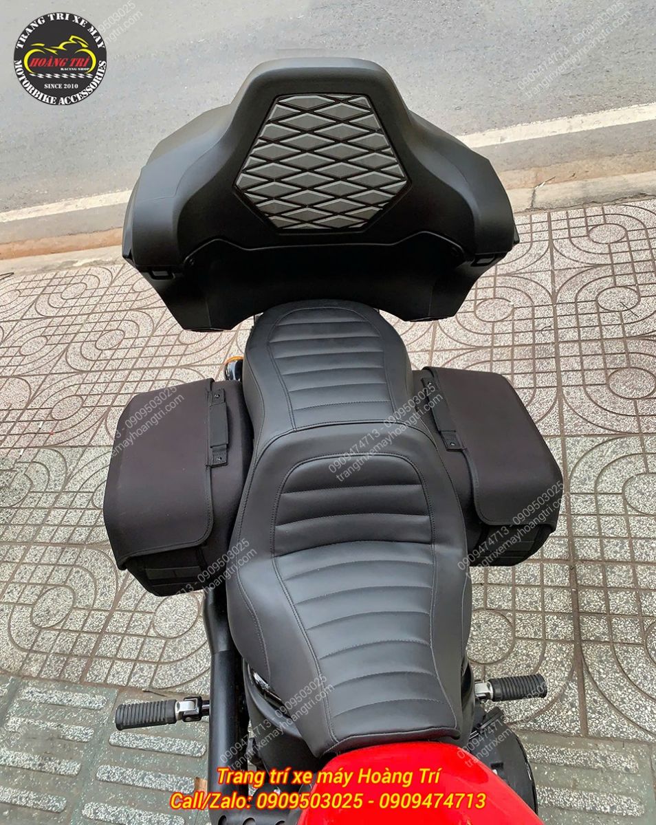 Nhìn từ trên, bộ 3 - thùng Rabo tựa lưng, thùng hông được bố trí cân đối với yên trên Harley Davidson