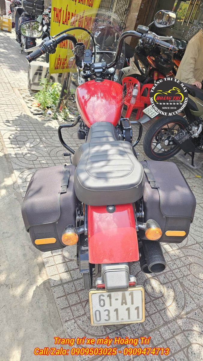 Góc nhìn từ sau cho thấy Harley Davidson chưa trang bị thùng Rabo tựa lưng cho người ngồi