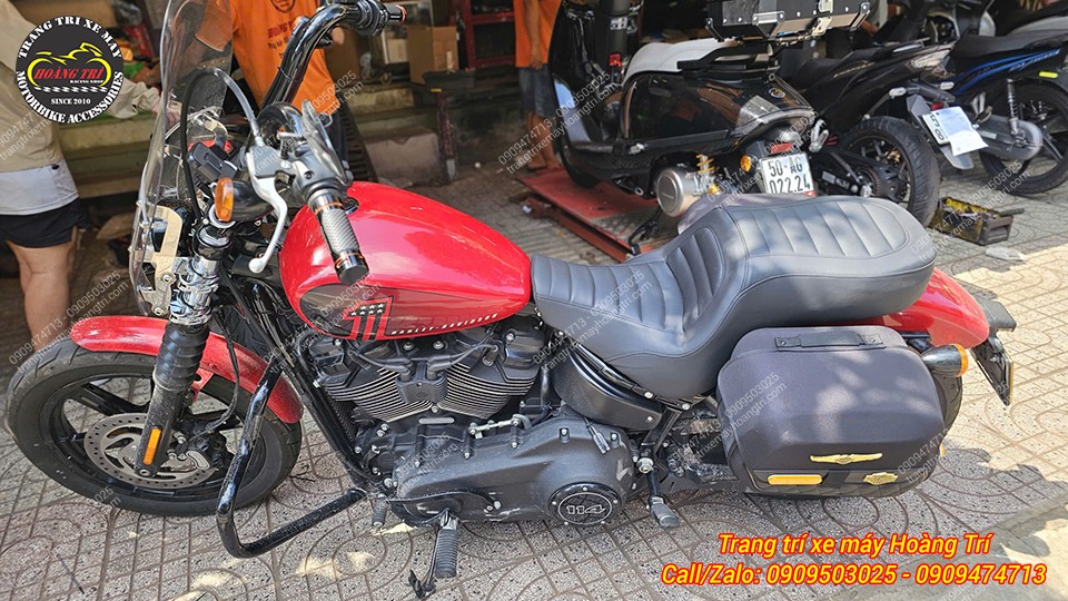 Harley Davidson trước nâng cấp nổi bật yên đôi cùng túi hông cân đối ở phần đuôi xe