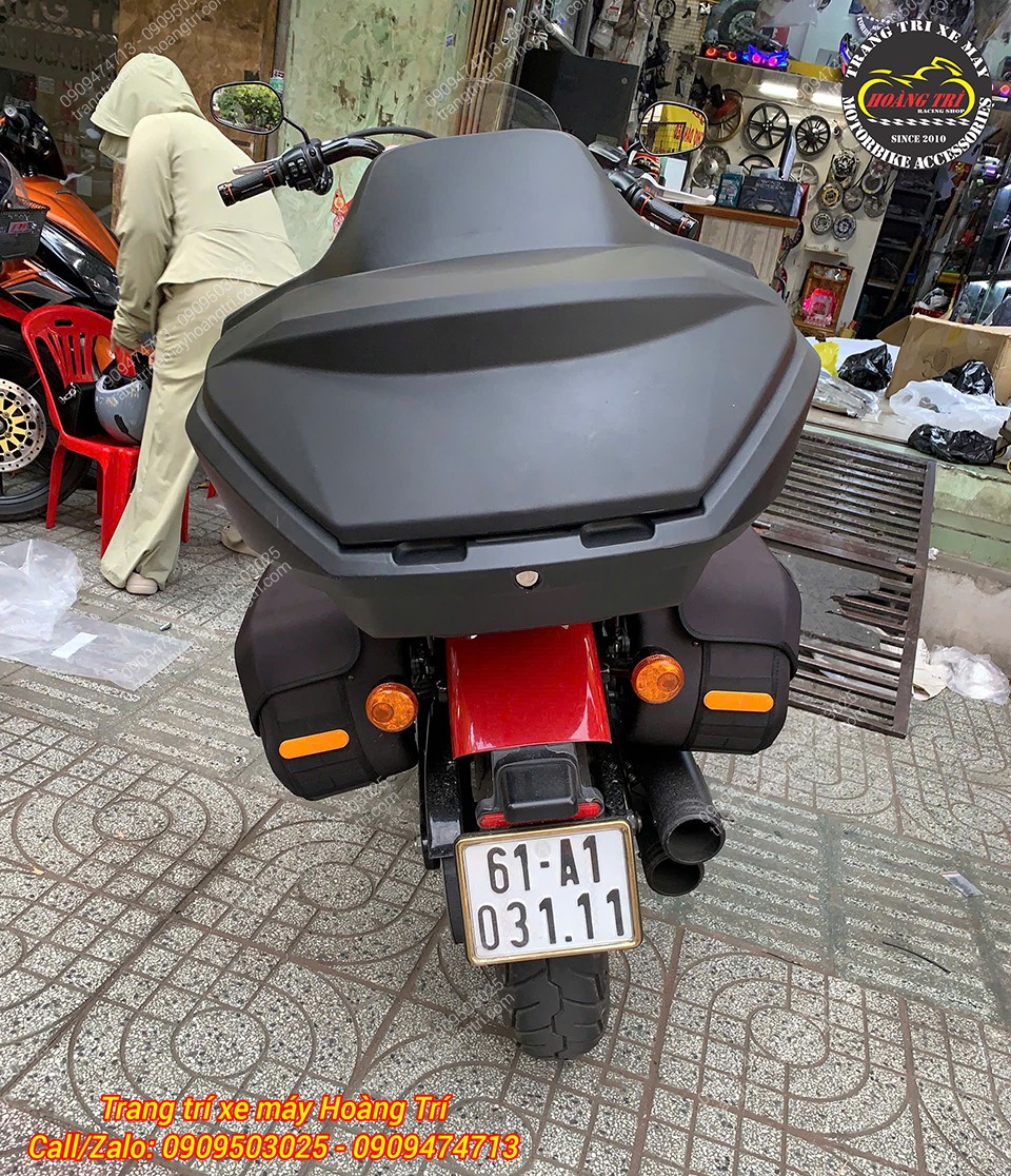 Thùng Rabo tựa lưng sau lắp đặt tạo diện mạo hầm hố hơn cho phần đuôi Harley Davidson