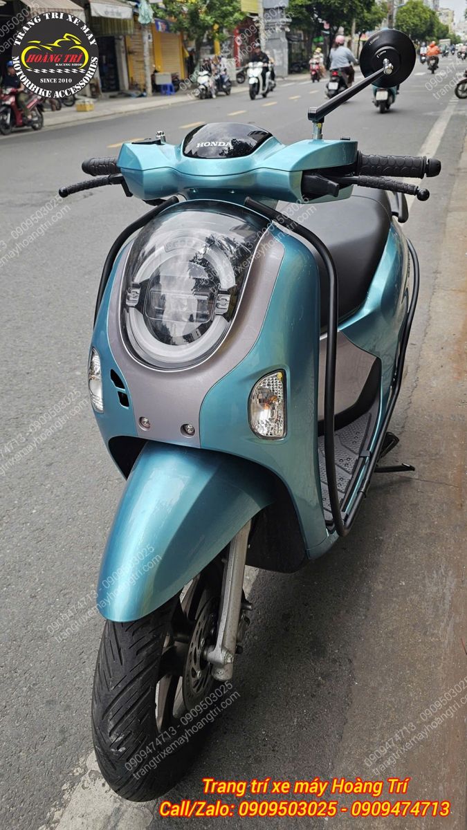 Khung bảo vệ Scoopy 2024-2025 ôm dọc thân xe, tăng vẻ cứng cáp và hạn chế va quẹt