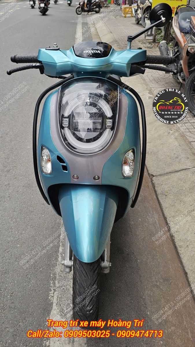 Nhìn trực diện, khung bảo vệ Scoopy cân đối hai bên, tạo đường viền đẹp mắt cho xe