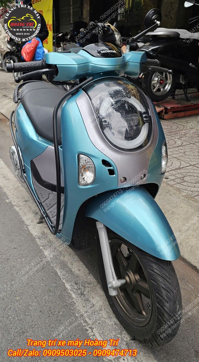 Góc nghiêng Scoopy cho thấy khung bảo vệ màu đen ôm sát thân, giữ kiểu dáng hài hòa