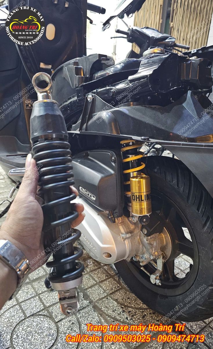 Trên tay phuộc zin Scoopy và trên xe là phuộc Ohlins HO328 đã được thay thế cho xe