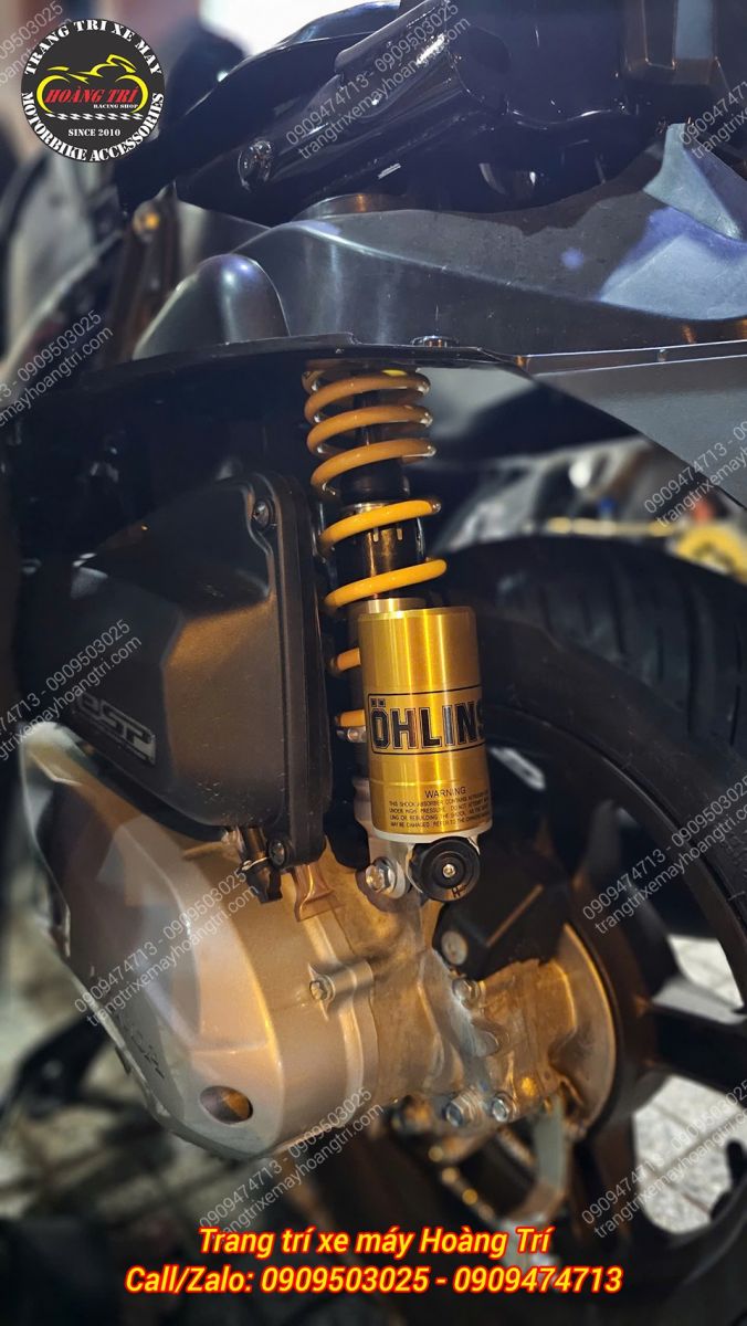 Cận cảnh phuộc Ohlins HO328 trên Scoopy với bình dầu vàng đặc trưng, hoàn thiện sắc nét và nổi bật