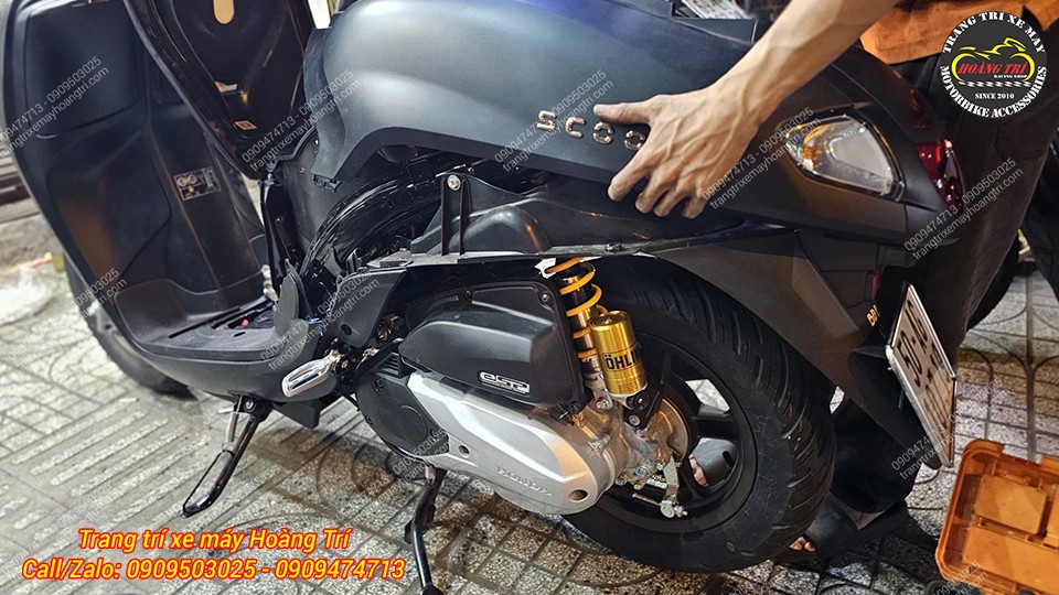 Kỹ thuật viên đang lắp lại dàn áo Scoopy sau khi hoàn tất quá trình nâng cấp phuộc Ohlins HO328