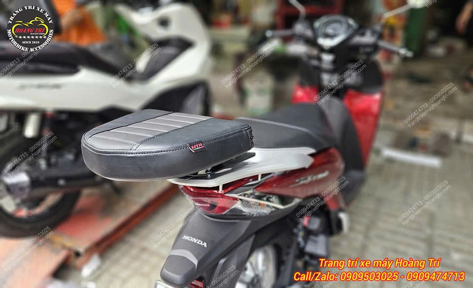 Tựa lưng SH Mode V2 khi gấp xuống tạo bề mặt nệm gọn gàng phía sau đuôi xe