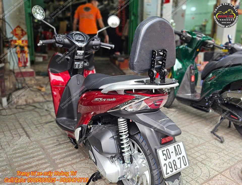 Quan sát phía sau SH Mode cho thấy tựa lưng V2 có khớp gấp nhỏ gọn