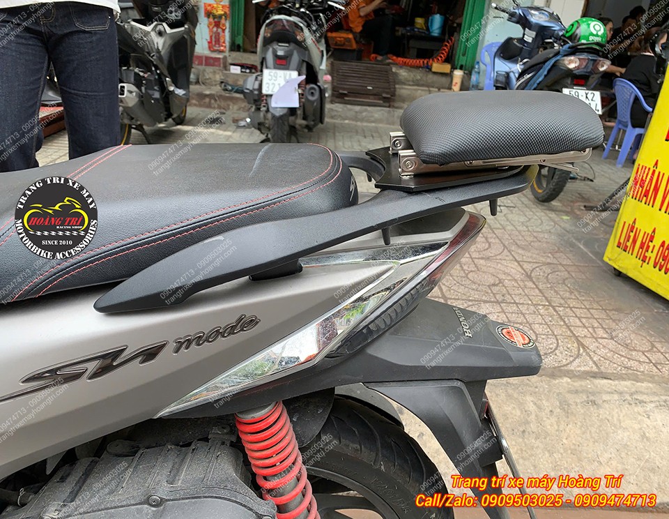 Góc ngang cho thấy tựa lưng bật gấp SH Mode V1 được bố trí cân đối phía sau xe