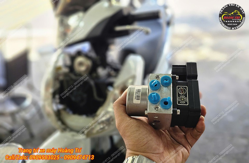 Trên tay cụm bơm (mô đun) ABS 2 kênh chuẩn bị nâng cấp cho xe SH Ý