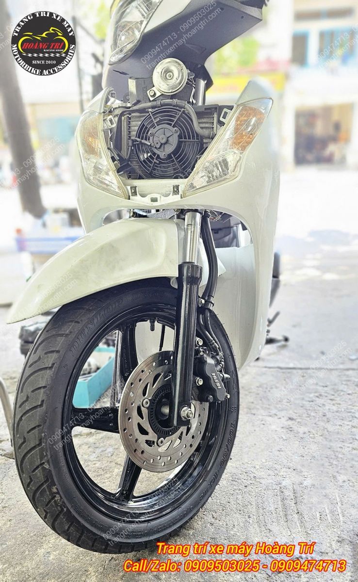 Phần đầu Honda SH được tháo mặt nạ để trang bị công nghệ ABS hiện đại cho xe