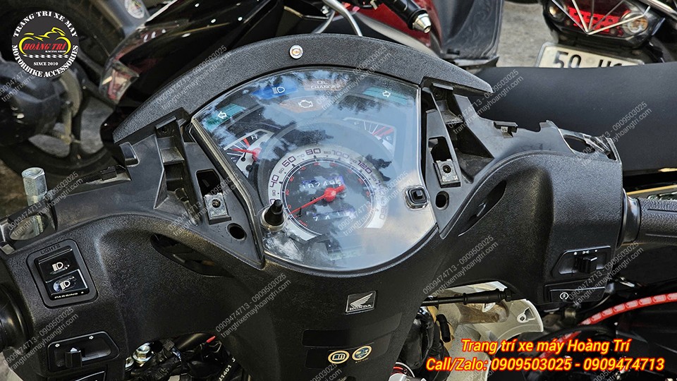 Vị trí lắp đèn báo ABS tại vị trí trung tâm phía trên đồng hồ của xe Honda Sh