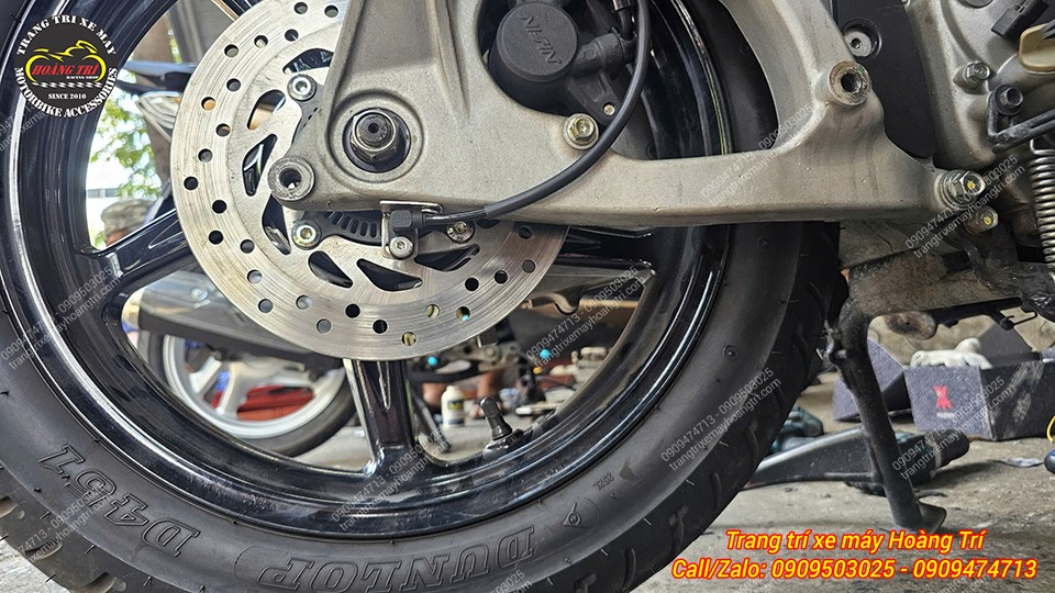 Vị trí mắt đọc ABS được lắp dưới phần gấp sau của xe Sh Ý, kết nối gọn gàng trên SH
