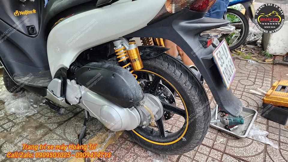 Góc nhìn phía sau SH Ý cho thấy phuộc Ohlins HO813 bình dầu được lắp cân đối