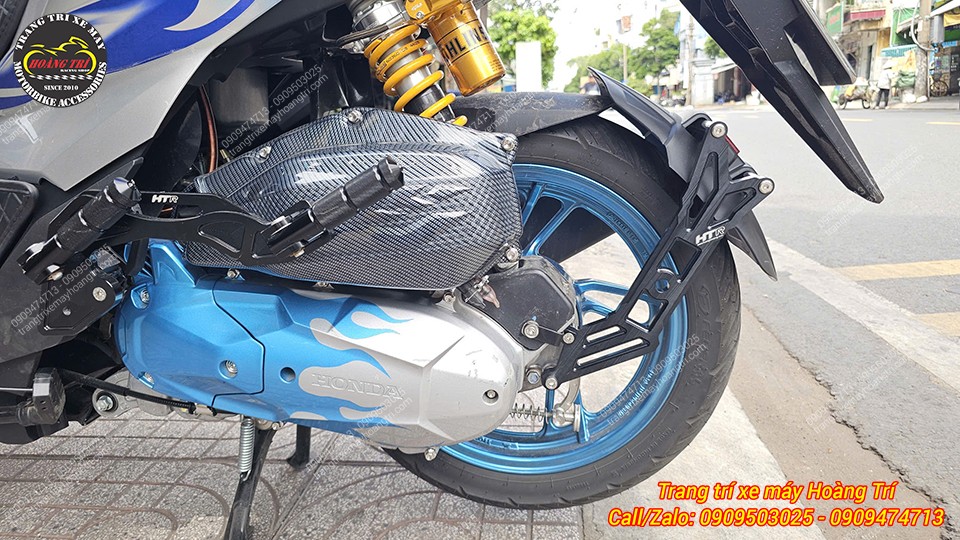 Cận cảnh chắn bùn pát nhôm và gác chân phụ HTR lắp hai bên Vario 125