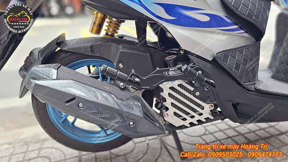 Góc phải Vario 125 nổi bật gác chân phụ HTR cùng che két nước nhôm