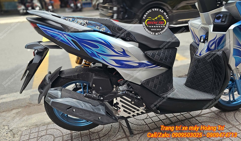 Phần hông sau Vario 125 hoàn thiện với chắn bùn pát nhôm che chắn hoàn hảo