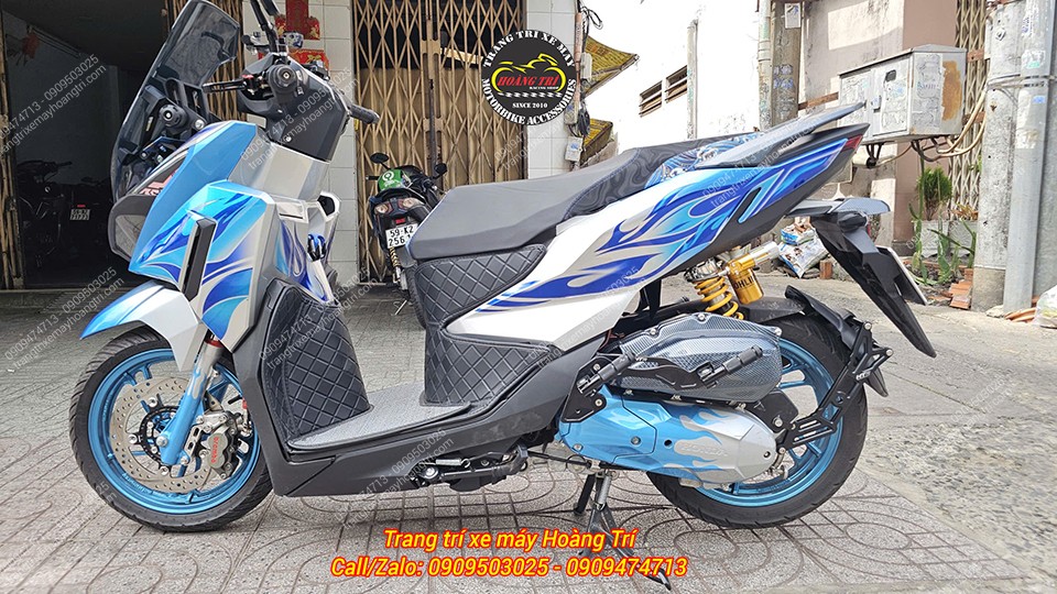 Toàn cảnh Vario 125 sau nâng cấp bộ chắn bùn và gác chân phụ HTR cân đối