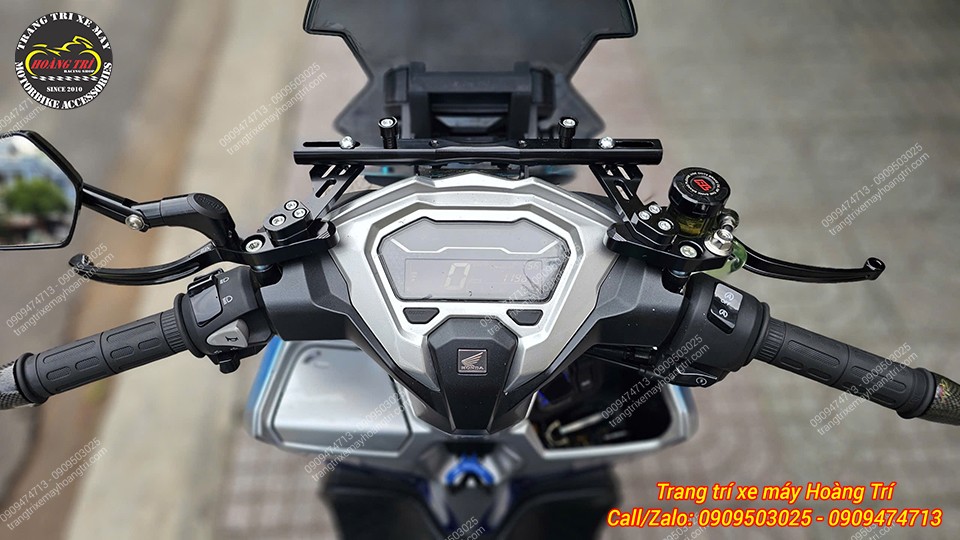 Góc nhìn người lái cho thấy thanh ngang ghi đông FUX nhôm CNC lắp chắc chắn