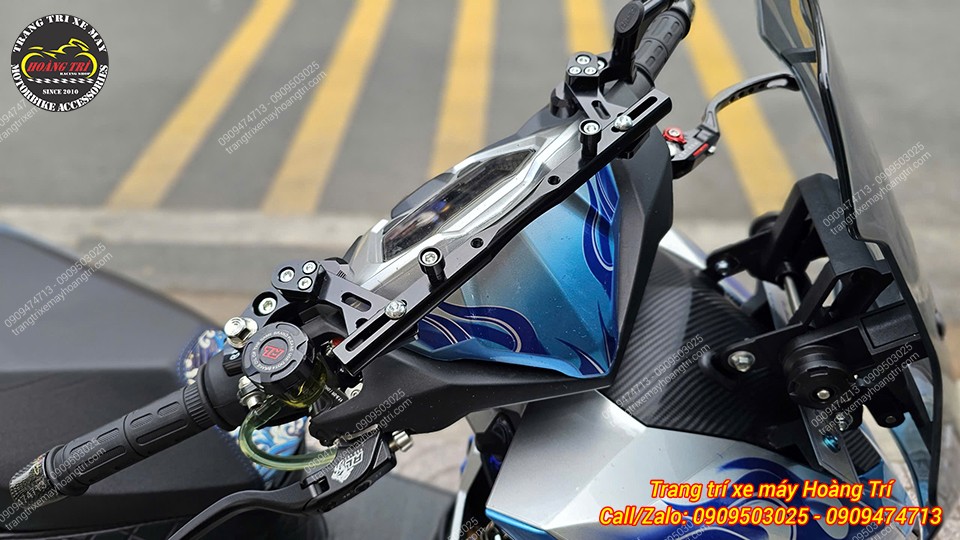 Cận cảnh thanh ngang FUX nhôm CNC ôm gọn phía trước khu vực đồng hồ Vario 125