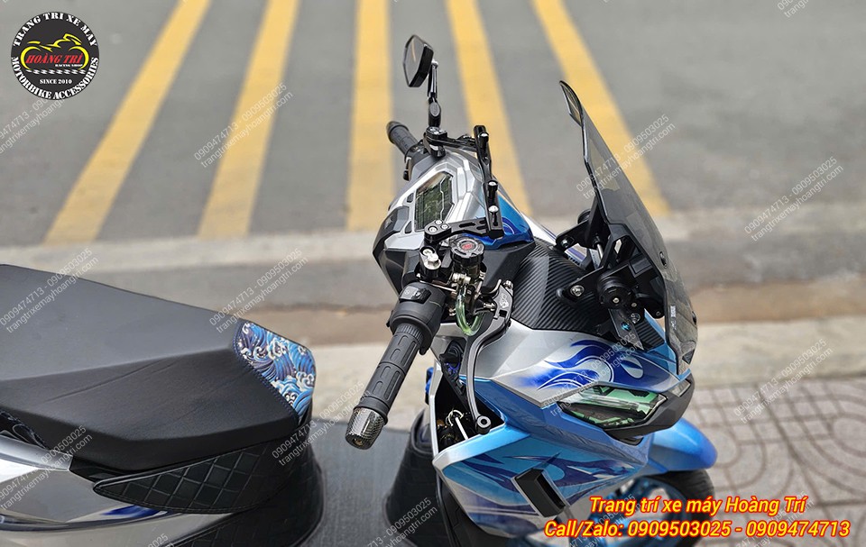 Góc ngang đầu xe cho thấy thanh ngang ghi đông FUX hài hòa cùng kính chắn gió