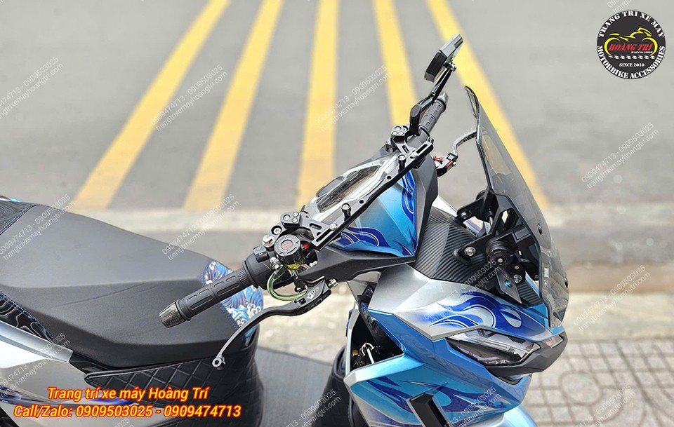 Tổng thể phần đầu Vario 125 thêm thể thao khi trang bị thanh ngang FUX CNC