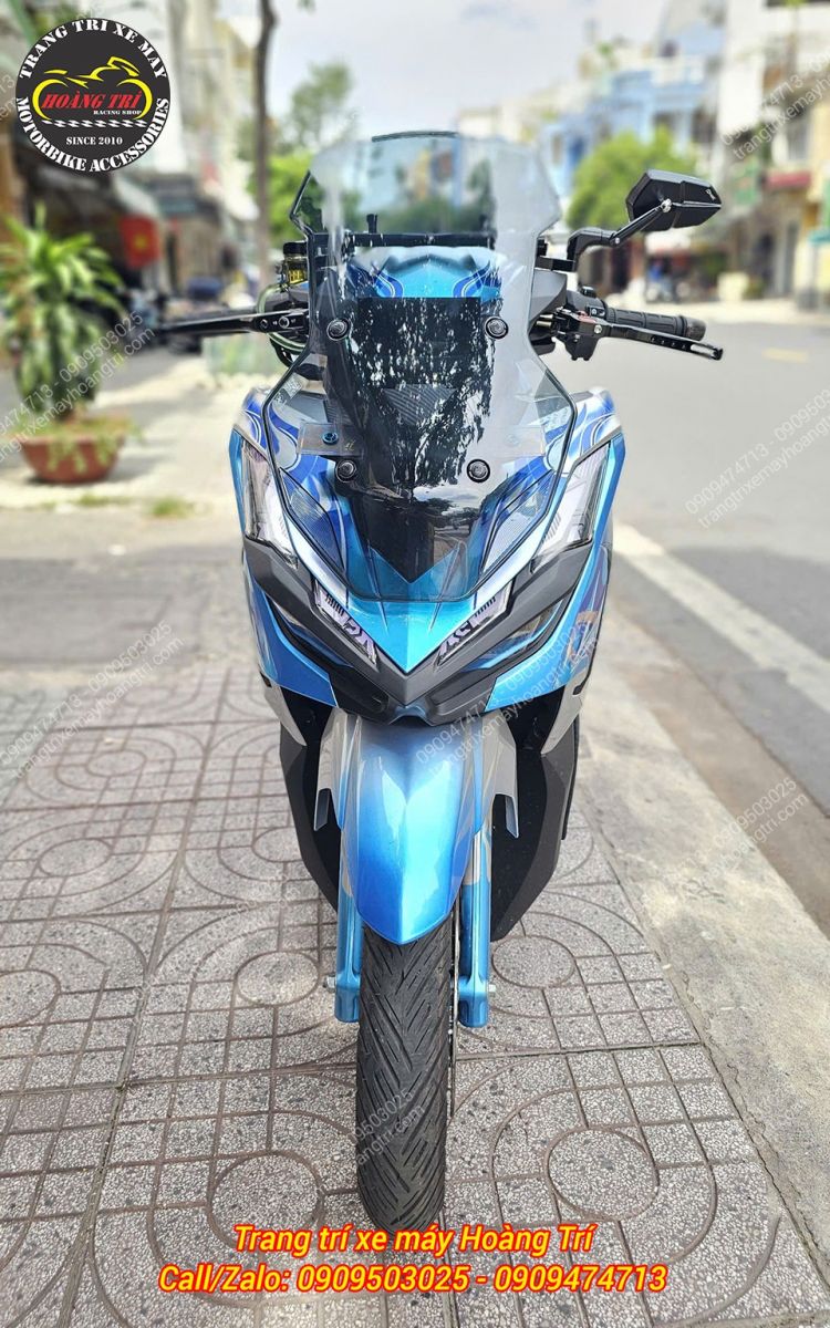 Nhìn trực diện, kính chắn gió ADV Zhi.Pat bao phủ cân đối phần đầu Vario 125