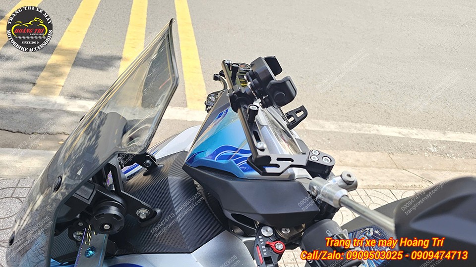 Cận cảnh giá đỡ điện thoại Kewig M33 lắp trên thanh ngang FUX của Vario 125
