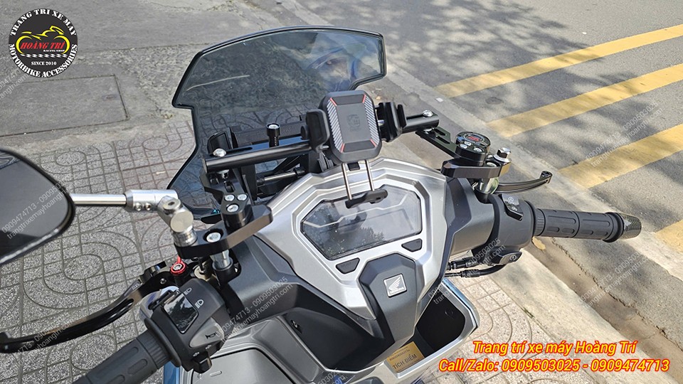 Góc view của giá đỡ Kewig M33 đặt điện thoại tại trung tâm dễ quan sát