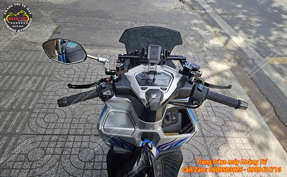 Toàn bộ khu vực tay lái Vario 125 gọn gàng với giá đỡ điện thoại Kewig M33