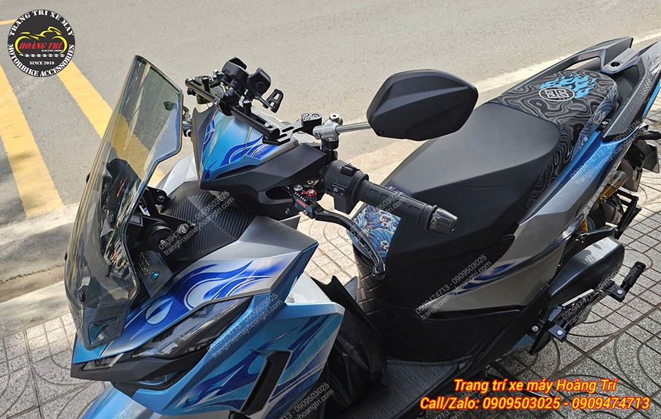 Góc nghiêng Vario 125 cho thấy Kewig M33 lắp cao vừa tầm mắt người điều khiển
