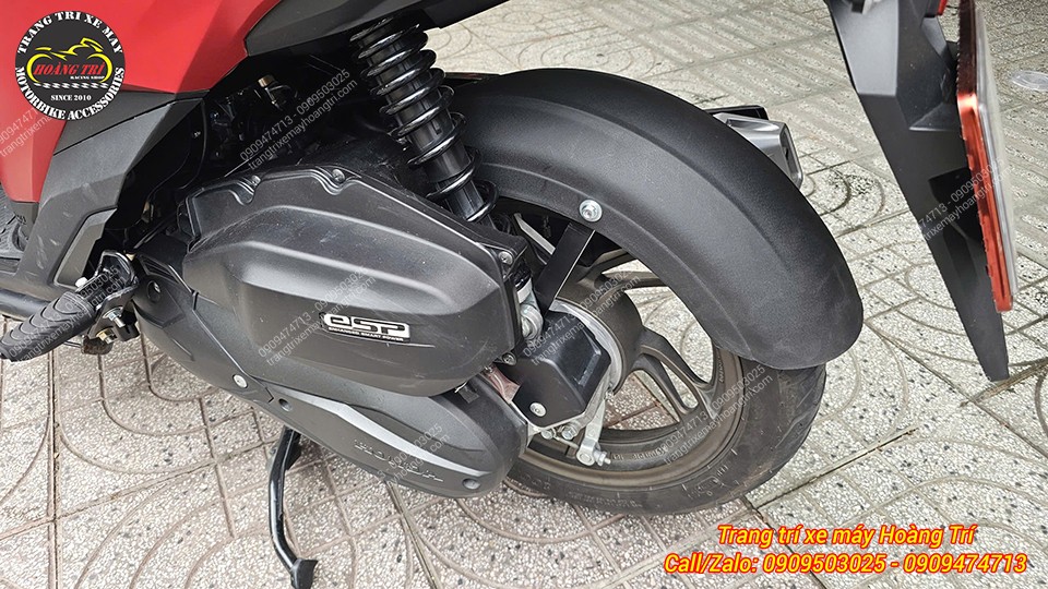Cận cảnh chắn bùn nguyên khối Vario ôm rộng bánh sau, hỗ trợ hạn chế bùn nước văng