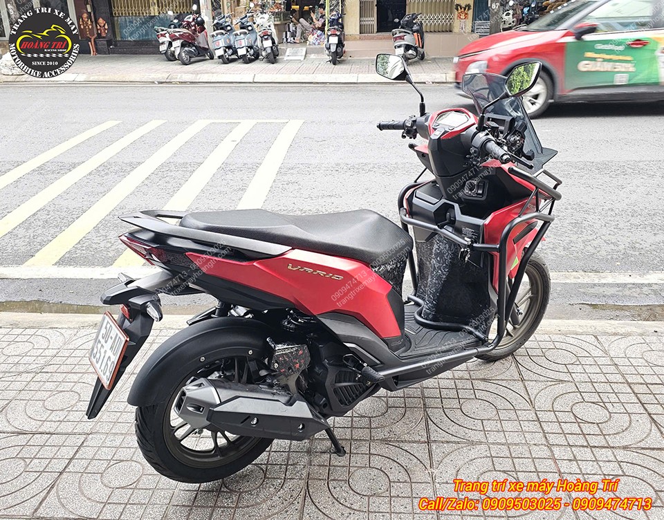 Toàn cảnh Vario màu đỏ nổi bật với chắn bùn nguyên khối bảo vệ khu vực bánh sau