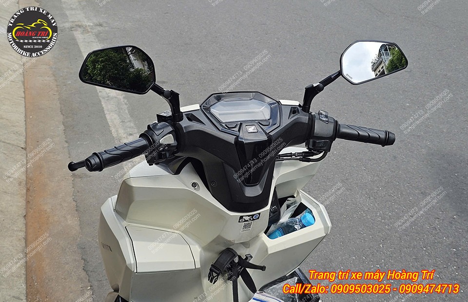 Góc nhìn từ yên xe cho thấy cặp kính H2C E4 gọn gàng trên tay lái Vario 160