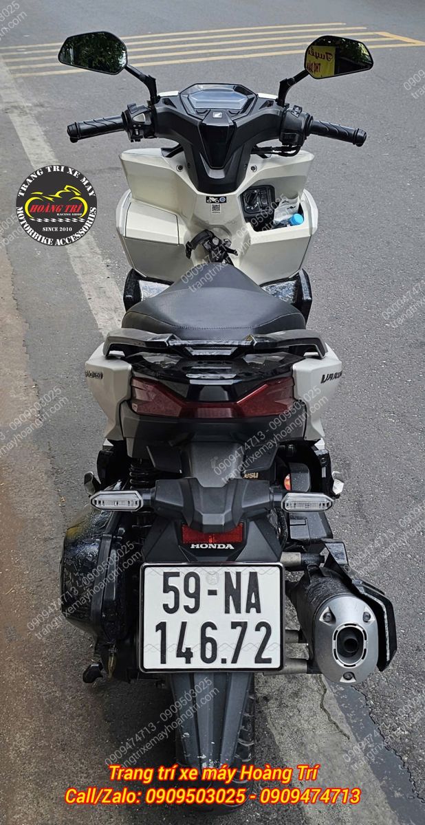 Từ phía sau, cặp kính H2C E4 nổi bật cân đối với tổng thể chiếc Honda Vario 160