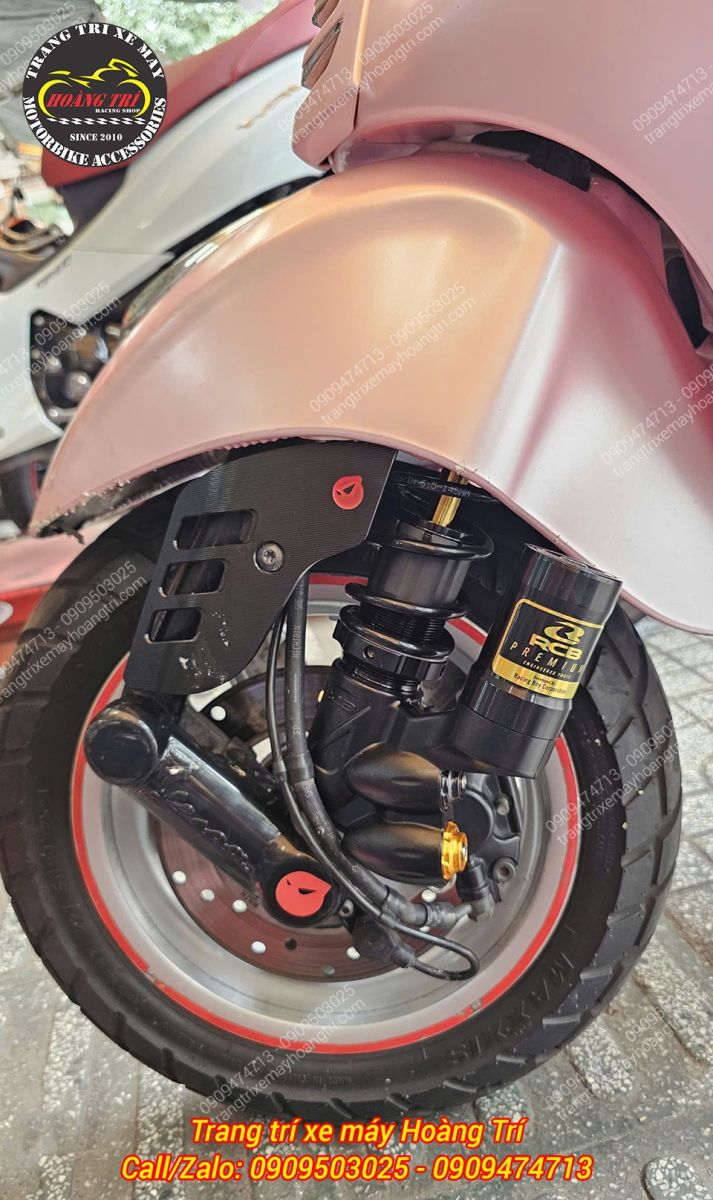 Cận cảnh phuộc trước Racing Boy bình dầu được lắp gọn gàng trên bánh Vespa Sprint