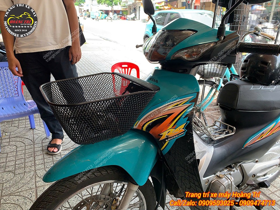 Rổ trước mặt nạ Wave RS 100 tạo thêm vị trí đựng đồ rộng rãi mà vẫn thuận tiện điều khiển