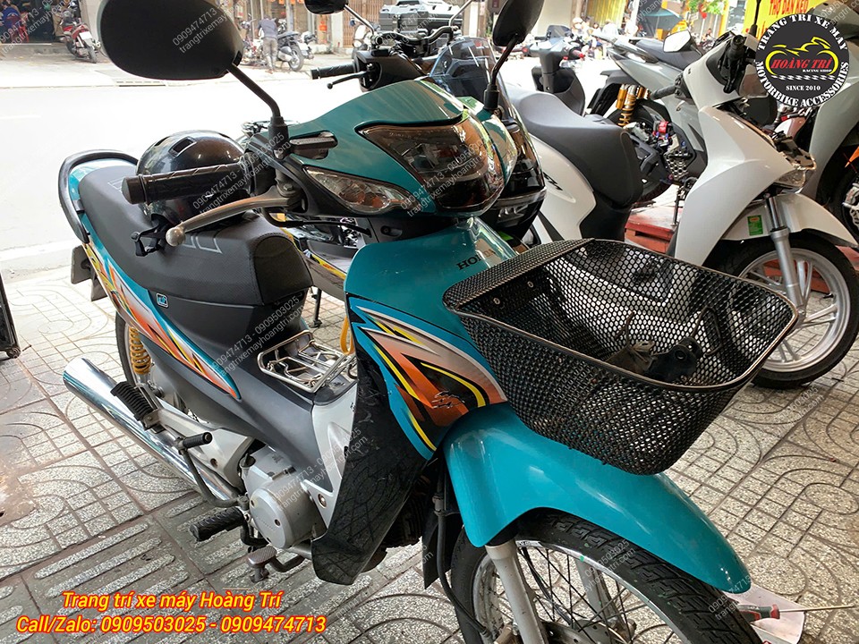 Toàn cảnh Wave RS 100 sau trang bị rổ trước mặt nạ mang đến sự tiện dụng cho nhu cầu hằng ngày