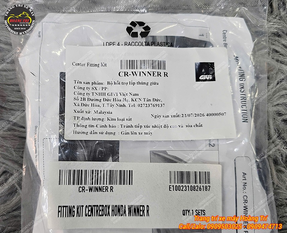Cận cảnh tem thông tin bộ pát thùng giữa Givi CR-WINNER R với nguồn gốc Malaysia