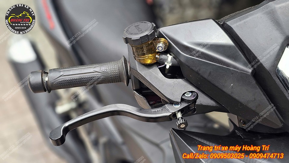 Tay thắng dầu Adelin PX1R bên phải được lắp gọn trên Winner V1, tăng điểm nhấn khu vực lái